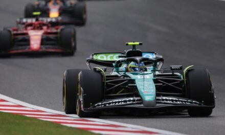 Saltan chispas entre Alonso y Sainz, y gana Verstappen