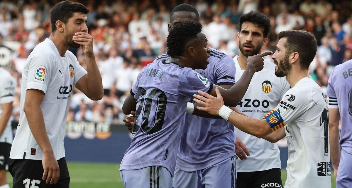 Condena de prisión para tres espectadores de Mestalla por proferir insultos racistas a Vinícius