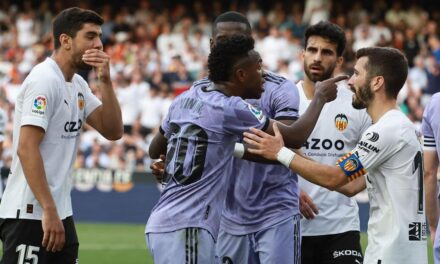 Condena de prisión para tres espectadores de Mestalla por proferir insultos racistas a Vinícius