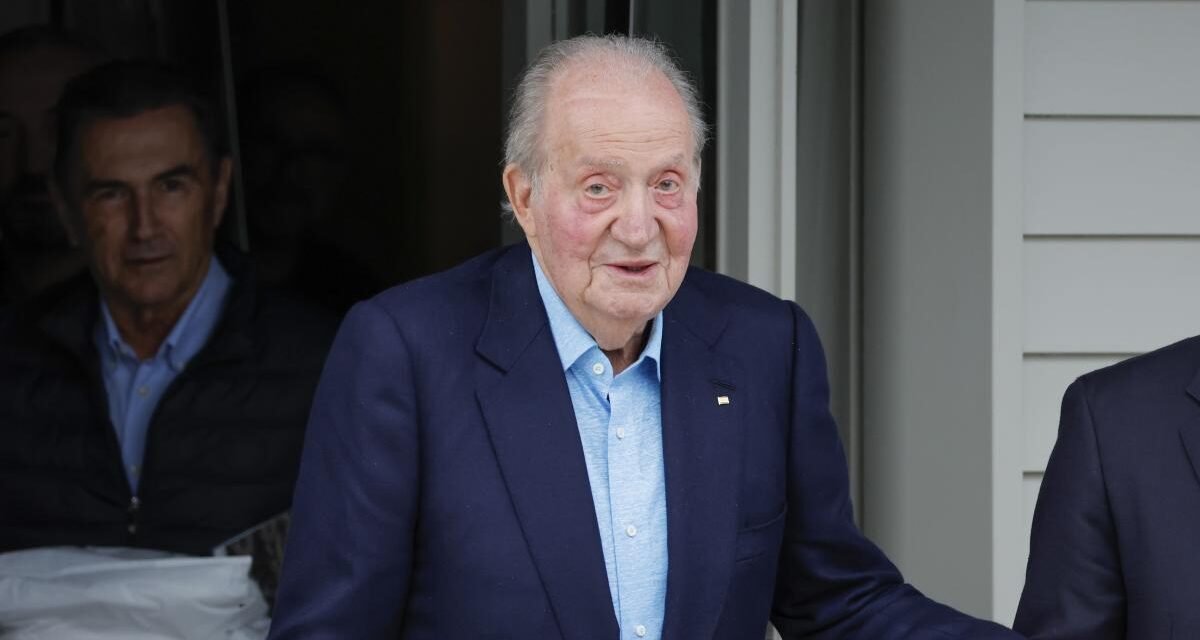 El rey Juan Carlos anima al Real Madrid en el estadio de Wembley