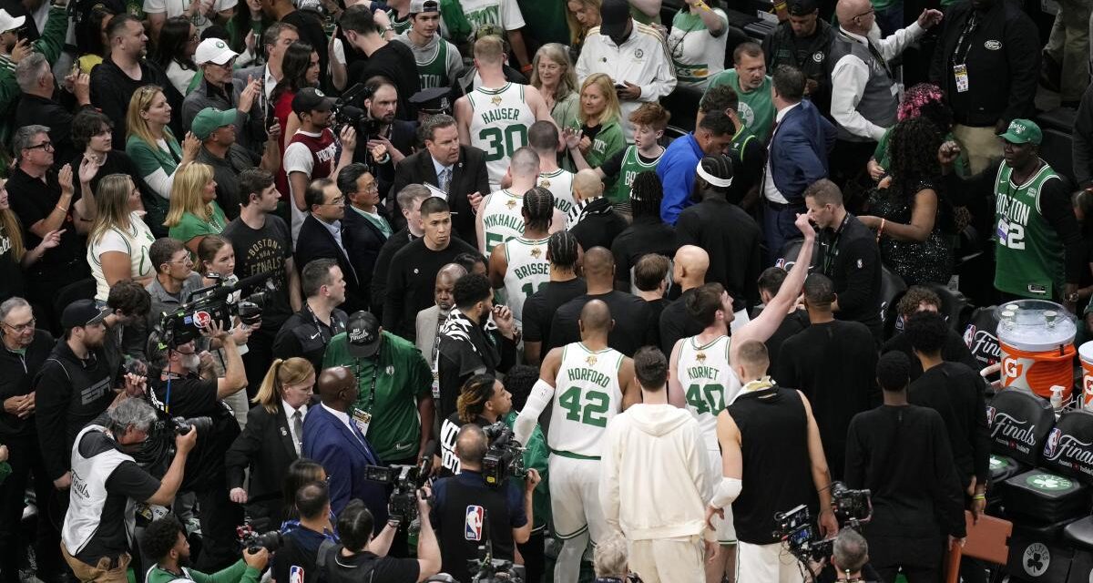 El show de los Celtics y de su público hunde a los Mavericks