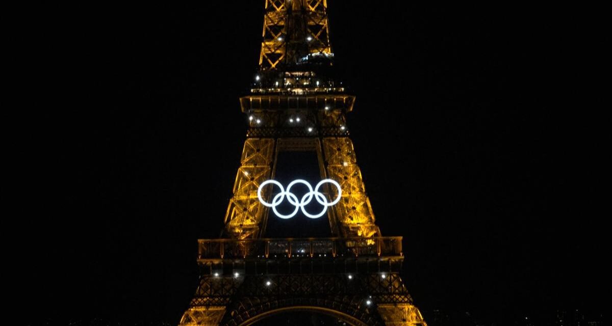 La Torre Eiffel exhibe los cinco aros olímpicos