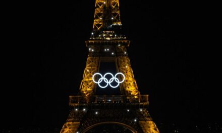 La Torre Eiffel exhibe los cinco aros olímpicos