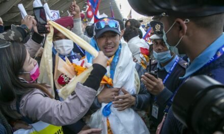 Temblor en el Himalaya por la denuncia de abusos contra el guía estrella de Nepal, ‘Nimsdai’