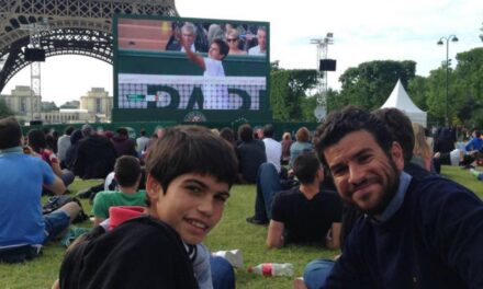 Alcaraz comparte una imagen en París y enseña cómo vivía Roland Garros cuando era niño