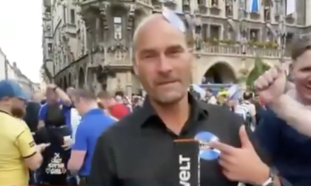 El divertido gesto de unos aficionados con un reportero antes del partido de Alemania y Escocia de la Eurocopa 2024