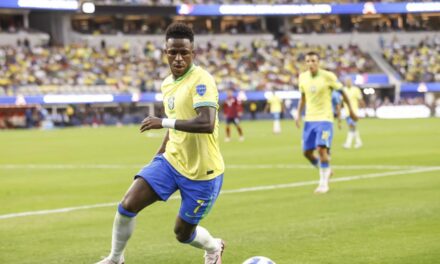 Vinícius se queja del estado del césped en el debut de Brasil