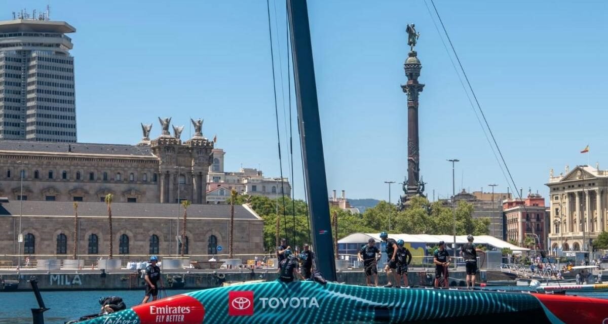 El ‘Taihoro’ del Emirates Team New Zealand surca las aguas de Barcelona por primera vez
