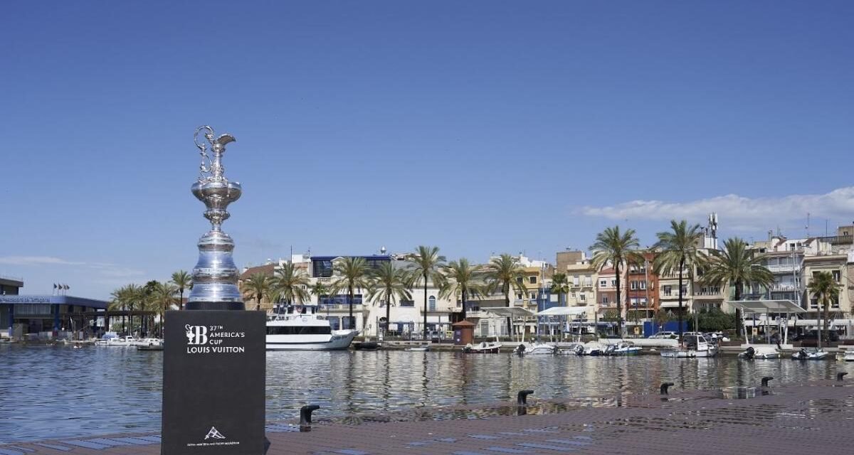 Tarragona vibra con la Jarra de las 100 Guineas gracias al Trophy Tour de la Copa del América