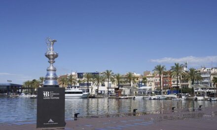 Tarragona vibra con la Jarra de las 100 Guineas gracias al Trophy Tour de la Copa del América