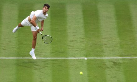 Alcaraz empieza su defensa del título en Wimbledon con un trabajado triunfo