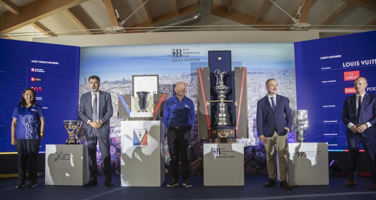 Los cuatro trofeos de la Copa del América exhiben músculo en el Port Vell de Barcelona