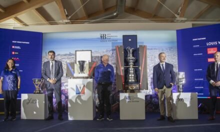 Los cuatro trofeos de la Copa del América exhiben músculo en el Port Vell de Barcelona