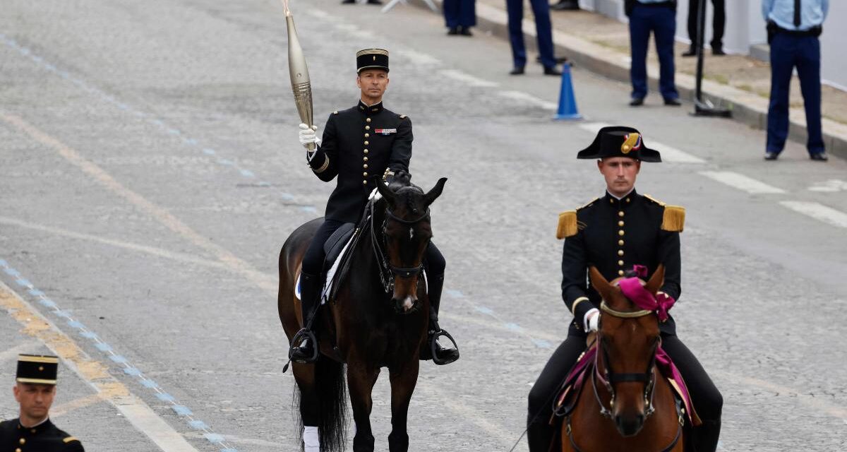 La llama olímpica llega a París coincidiendo con la fiesta nacional de Francia