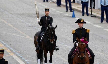 La llama olímpica llega a París coincidiendo con la fiesta nacional de Francia