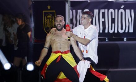 Los virales de la selección en Cibeles: “Gibraltar es español”, la paella de Cucurella, el baile de Nico Williams y Lamine Yamal…