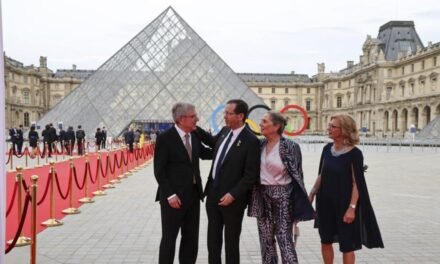 Cumbre mundial bajo la pirámide del Louvre