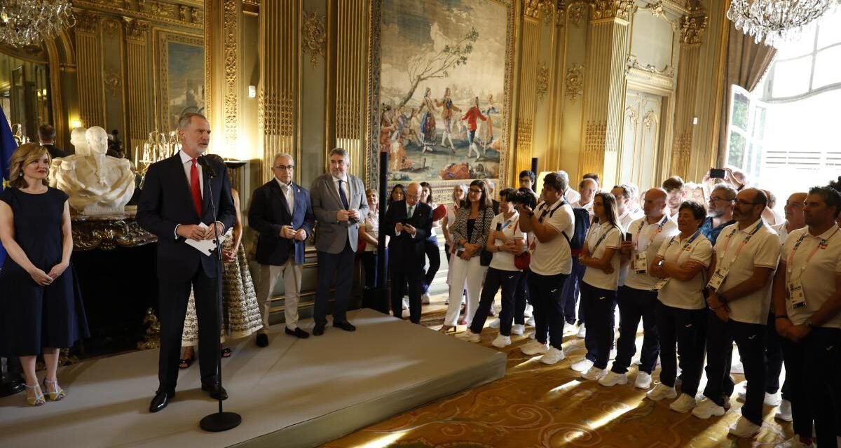 Los Reyes reciben a los deportistas en París antes de los Juegos: “Mucho ánimo y a por todas”