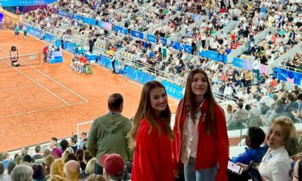 Leonor y Sofía aplauden a Nadal y Alcaraz en el doble de tenis