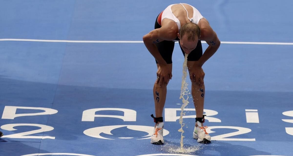El momento en el que un triatleta en los Juegos de París vomita al llegar a la meta tras una carrera agotadora a 30 grados