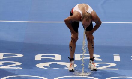 El momento en el que un triatleta en los Juegos de París vomita al llegar a la meta tras una carrera agotadora a 30 grados