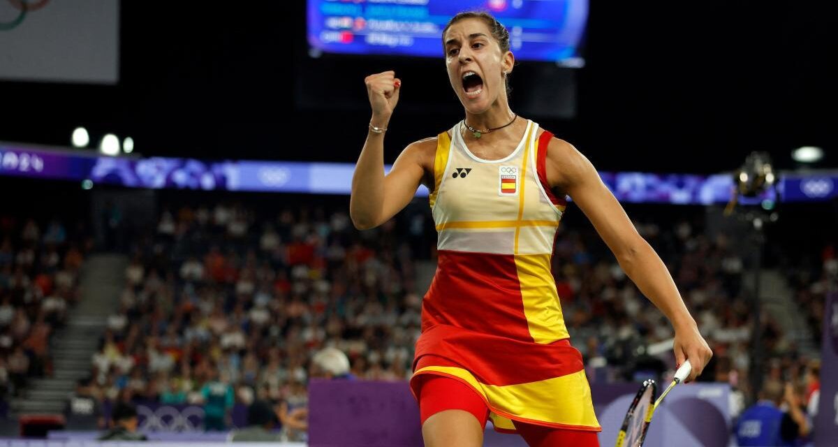 Carolina Marín firma una remontada agónica para meterse en cuartos de final