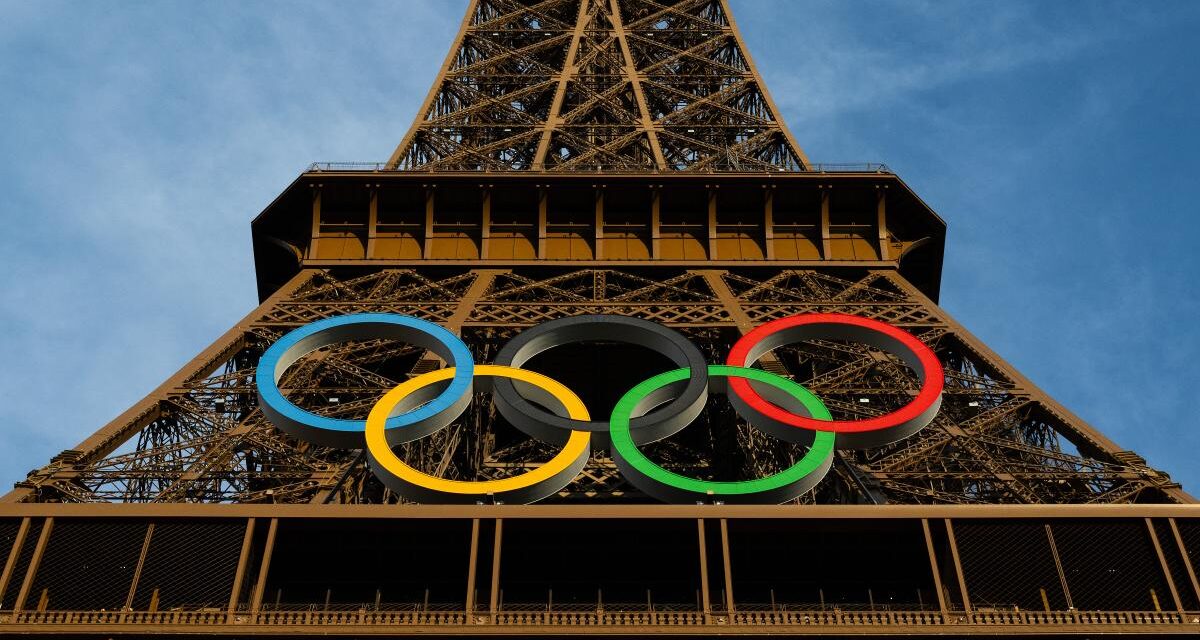 Detenido un hombre que escalaba ‘a pelo’ la torre Eiffel horas antes de clausurar los JJ. OO.