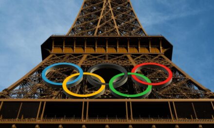 Detenido un hombre que escalaba ‘a pelo’ la torre Eiffel horas antes de clausurar los JJ. OO.