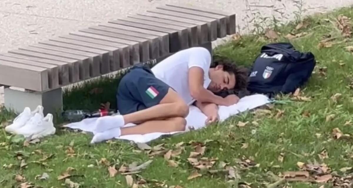 El campeón olímpico Thomas Ceccon aparece durmiendo en un parque de París