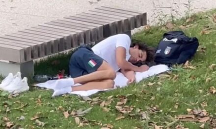 El campeón olímpico Thomas Ceccon aparece durmiendo en un parque de París