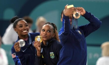 Rebeca Andrade humaniza a Simone Biles y le arrebata el oro en suelo