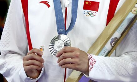 El emotivo mensaje de He Bing Jiao a Carolina Marín tras recoger su medalla con el pin de España: “Espíritu olímpico