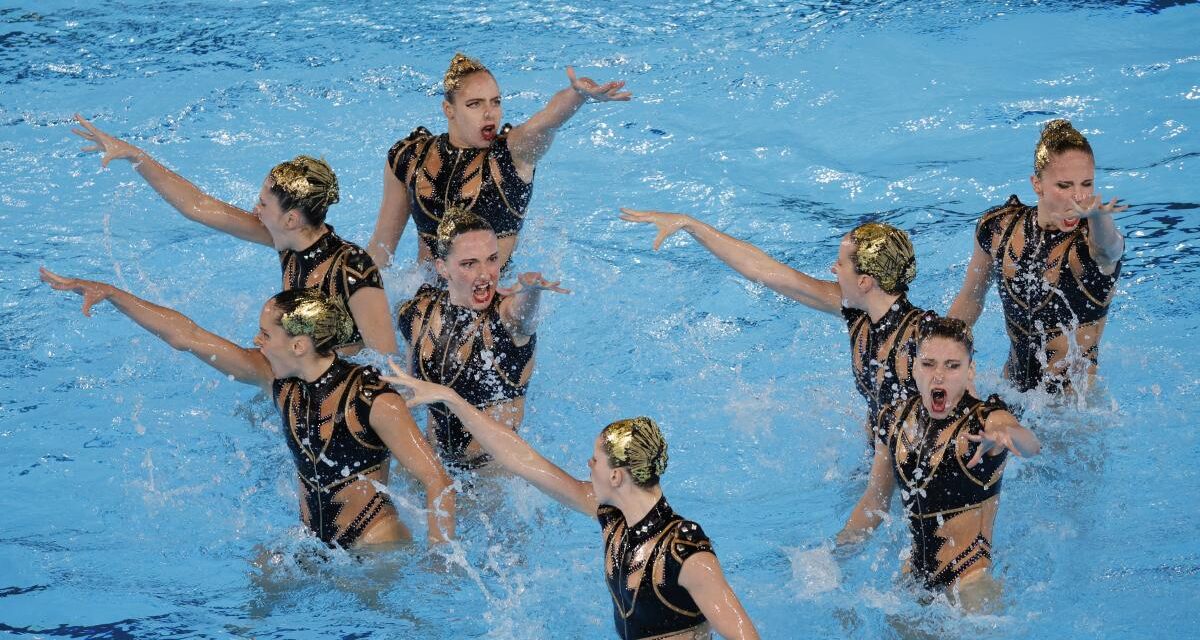 De rodillas, ganáis vosotras: las sirenas danzan hasta un bronce