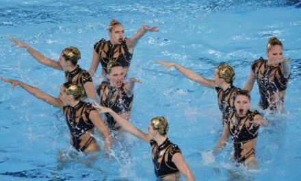De rodillas, ganáis vosotras: las sirenas danzan hasta un bronce