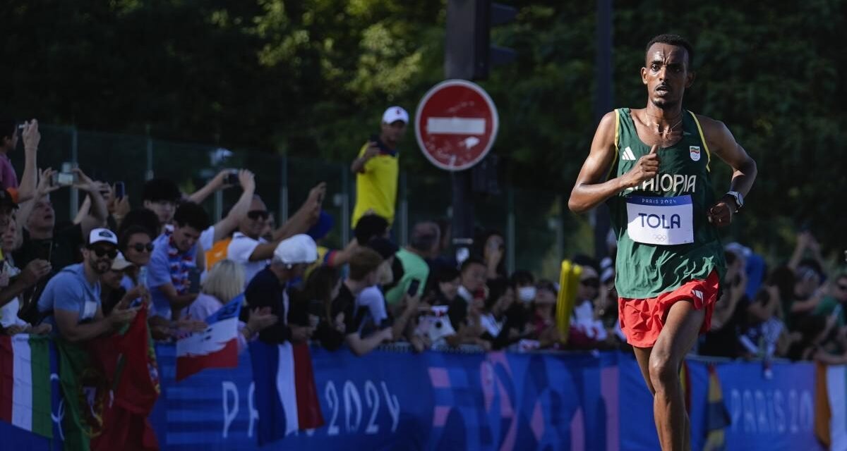 Dos celebridades se apagan, brilla un robaplanos: el maratón es de Tola