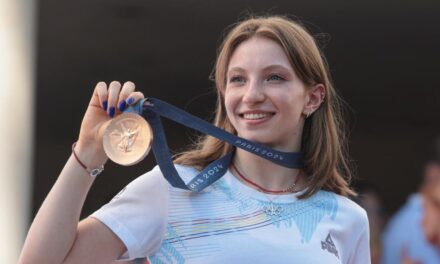 Una gimnasta recibe su medalla de bronce once días después del final de los JJOO