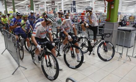 De un portaaviones a un supermercado, las etapas más bizarras de la Vuelta a España