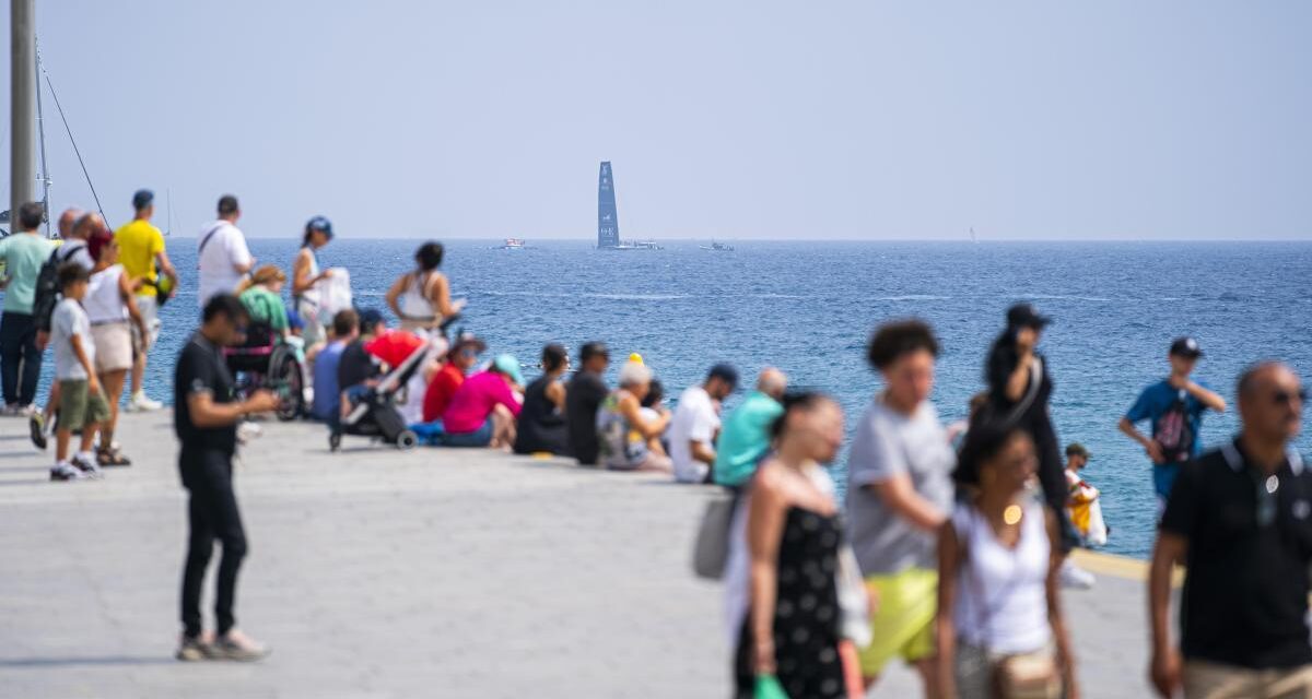 Así se viven las regatas desde la Fan Zone de la Barceloneta