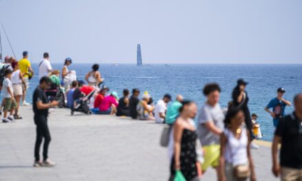 Así se viven las regatas desde la Fan Zone de la Barceloneta