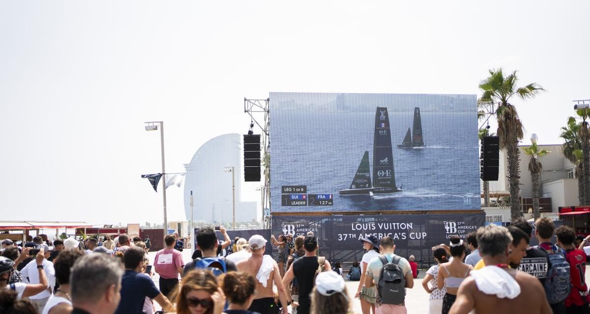 Las playas de la Barceloneta y Bogatell se llenan de curiosos para ver de cerca la Copa del América