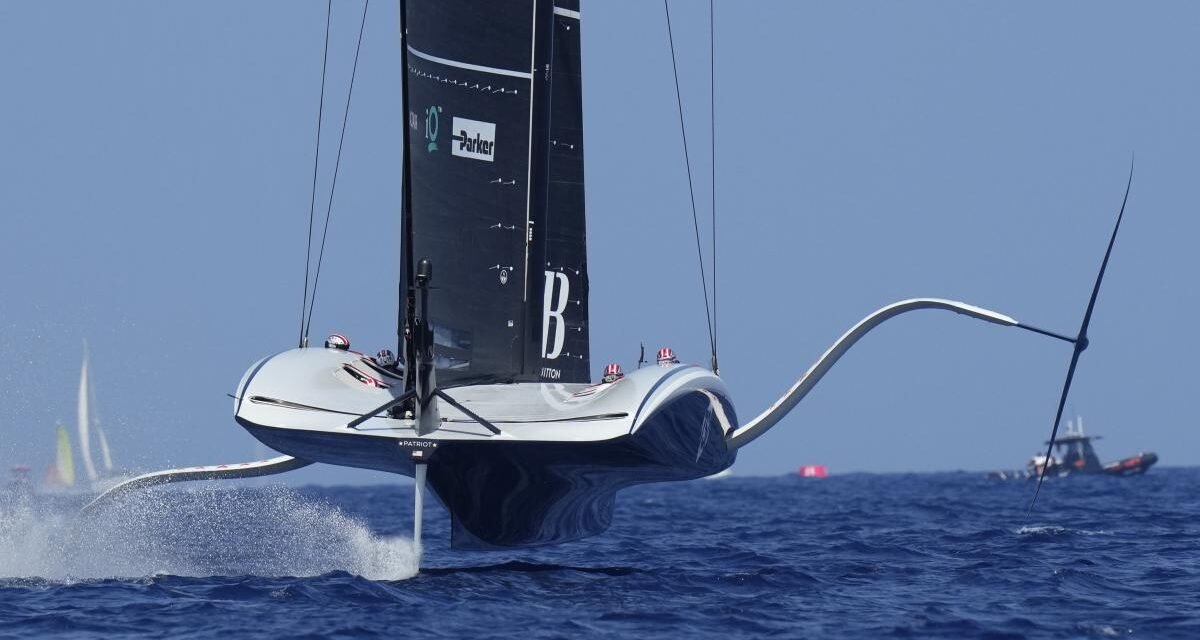 American Magic navega hacia la victoria sobre Nueva Zelanda en la última regata preliminar