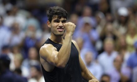 Alcaraz pasa a segunda ronda del US Open cediendo un set