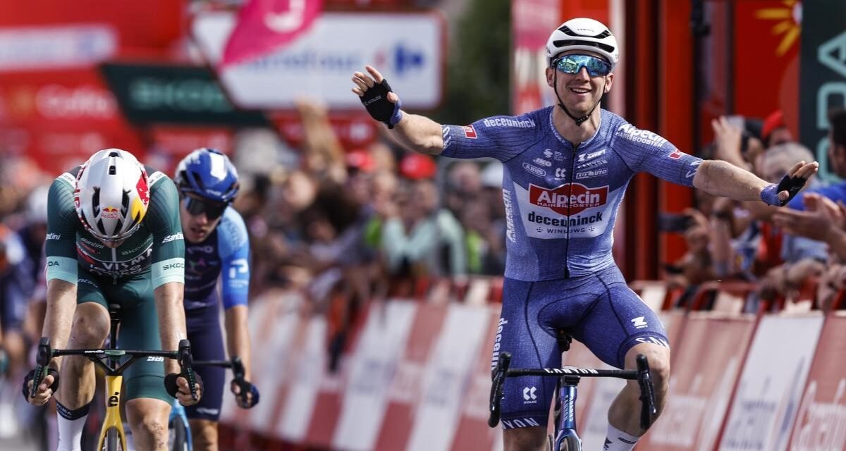 Groves deja con un palmo de narices a Van Aert después del fenomenal trabajo del Visma