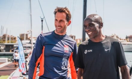 La leyenda del maratón Eliud Kipchoge visita INEOS Britannia en Barcelona