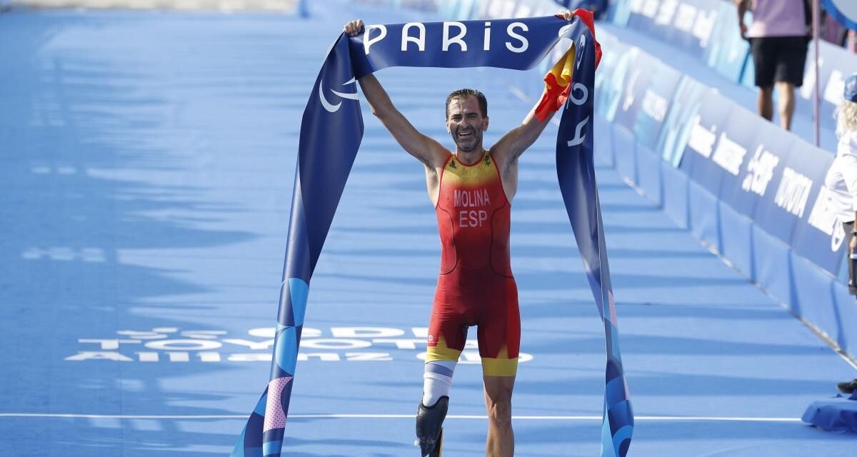 Daniel Molina se cuelga el oro en el triatlón de París