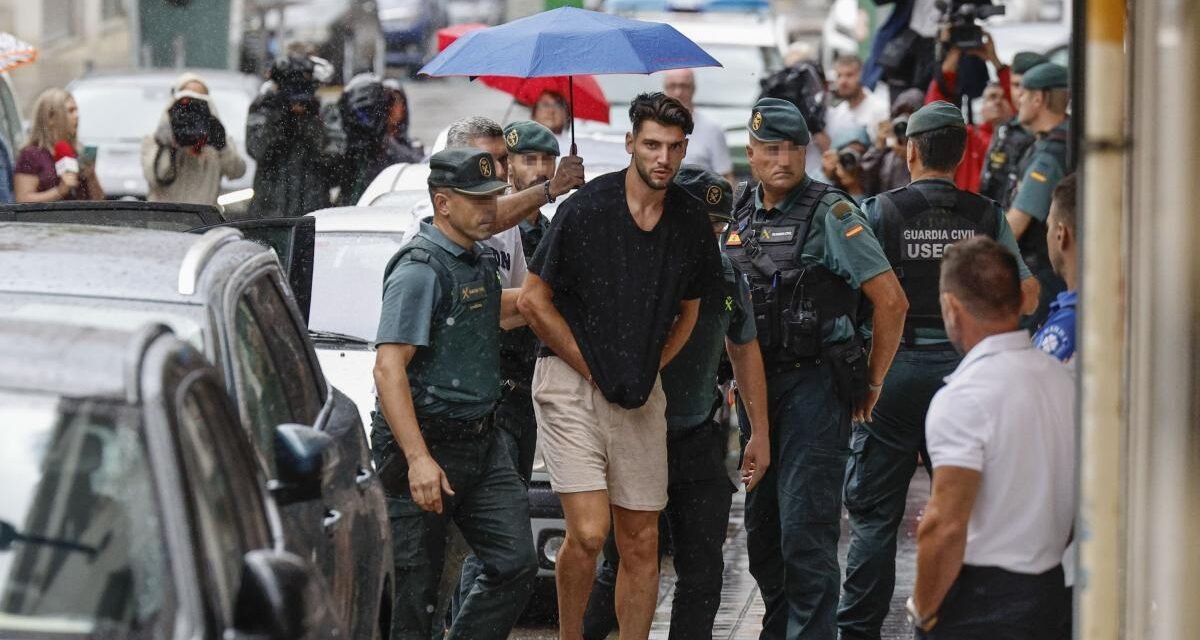 El futbolista Rafa Mir, en libertad tras prestar declaración en el juzgado de Llíria