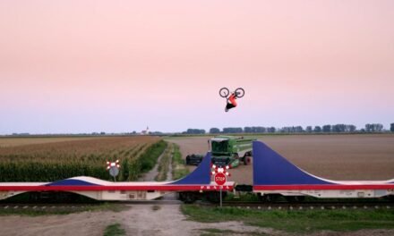 Impresionantes imágenes: un ciclista hace historia al montar sobre un tren en movimiento