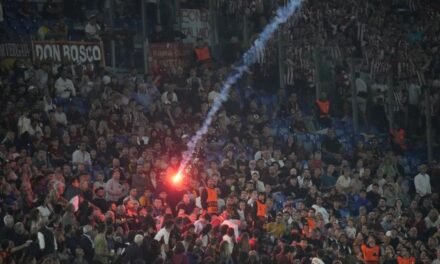 Hinchas del Athletic lanzan una bengala contra la afición de la Roma y los jugadores les reprenden