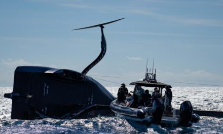 El Alinghi vuelca durante un entrenamiento tras su despedida de la 37ª Copa América