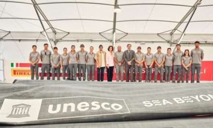 La Directora de la UNESCO destaca la importancia de la sostenibilidad durante su visita al Luna Rossa